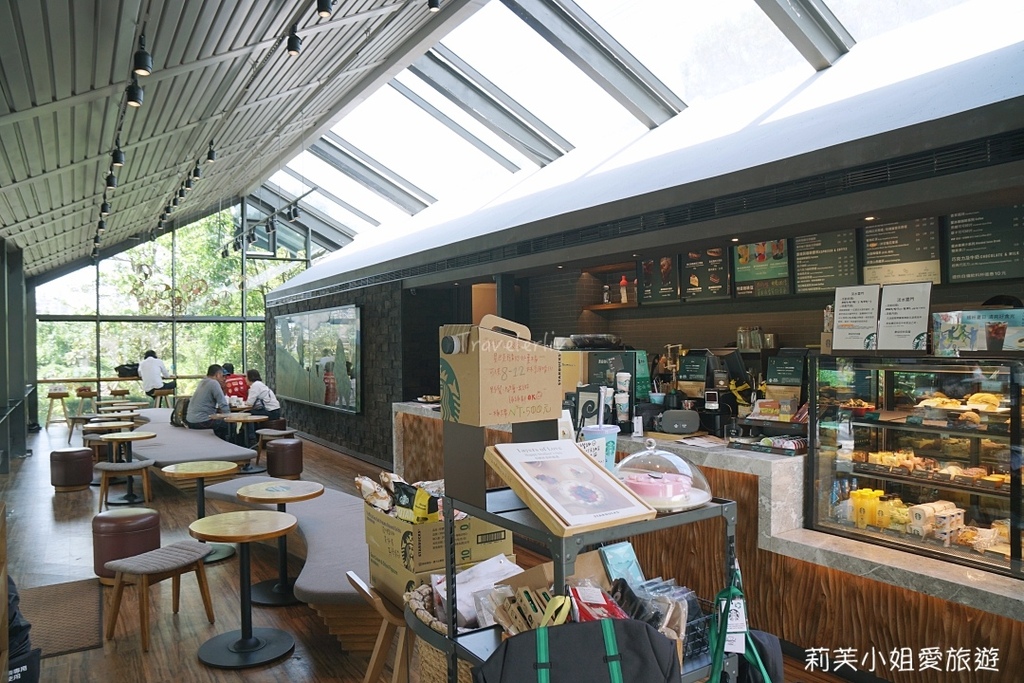 [美食] 星巴克淡水雲門門市．Starbucks 特色門市之森林系玻璃屋咖啡館，IG網美打卡點 @莉芙小姐愛旅遊