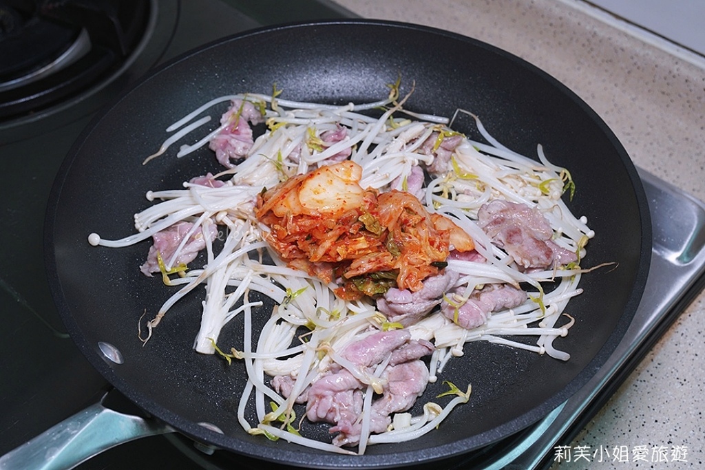 [食譜] 韓式泡菜豬肉粉絲，10分鐘快速上菜之新手也能輕鬆煮的香辣入味料理 (快速上菜) @莉芙小姐愛旅遊