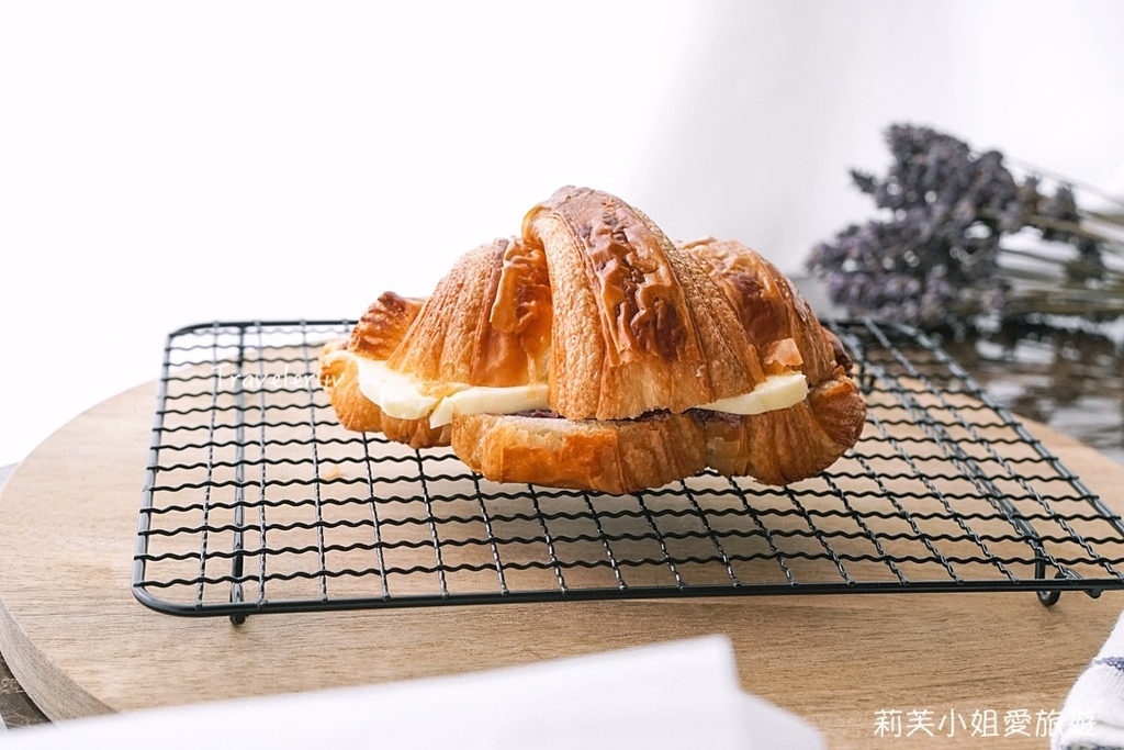 [美食] 台北 Fourninetine Bakery．藍白色調的韓式風格可頌麵包跟咖啡外帶店 (大安站) @莉芙小姐愛旅遊