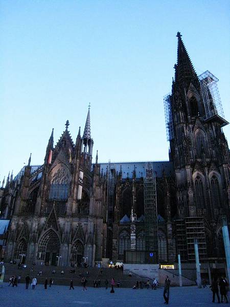 [德國美食] 科隆必吃的Früh am Dom 科隆教堂旁的德國豬腳 @莉芙小姐愛旅遊