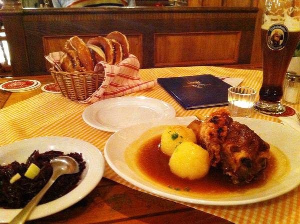 [德國美食] Café Schäfer Triberg 道地的德國黑森林蛋糕，開業150年的老店 @莉芙小姐愛旅遊