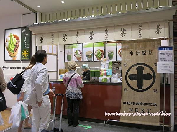[美食] 日本 京都車站之帶著走的美食 (中村藤吉冰淇淋+ Manneken鬆餅) @莉芙小姐愛旅遊