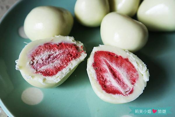[美食] 日本 人氣點心之MUJI草莓白巧克力與7-11葡萄夾心餅乾(平價版的六花亭) @莉芙小姐愛旅遊