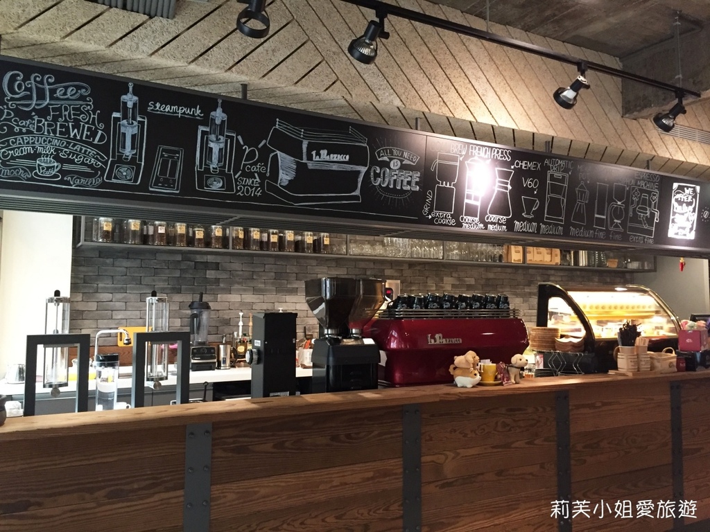 [美食] 新北 淡水老街別有洞天的工業風P Café咖啡館 (wifi/插座) (淡水站) @莉芙小姐愛旅遊