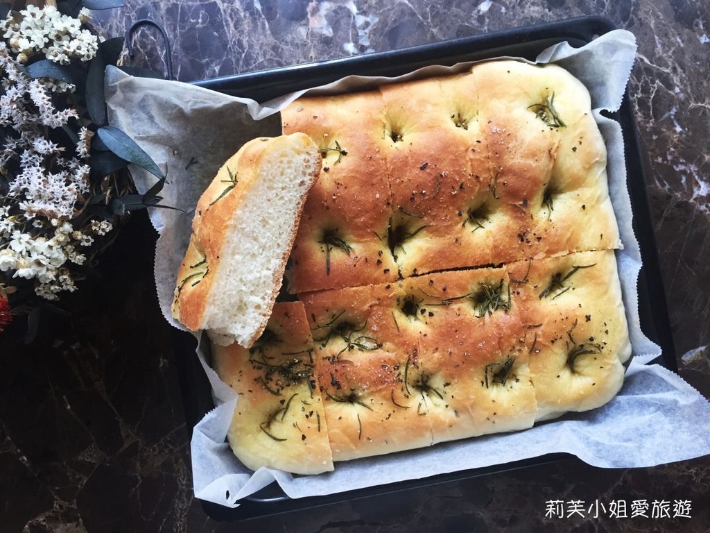 [食譜] 自製佛卡夏香料麵包 Focaccia．義大利麵包輕鬆做（使用國際牌麵包機揉麵團） @莉芙小姐愛旅遊