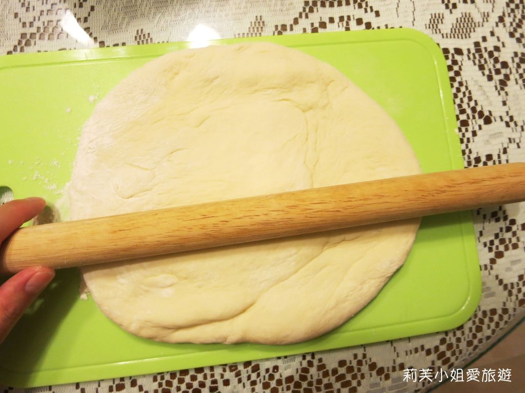 [食譜] 自製佛卡夏香料麵包 Focaccia．義大利麵包輕鬆做（使用國際牌麵包機揉麵團） @莉芙小姐愛旅遊