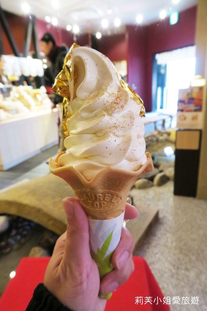 [美食] 金澤 東茶屋街貴氣逼人的箔一金箔冰淇淋/霜淇淋 (NISSEI牛奶口味) @莉芙小姐愛旅遊