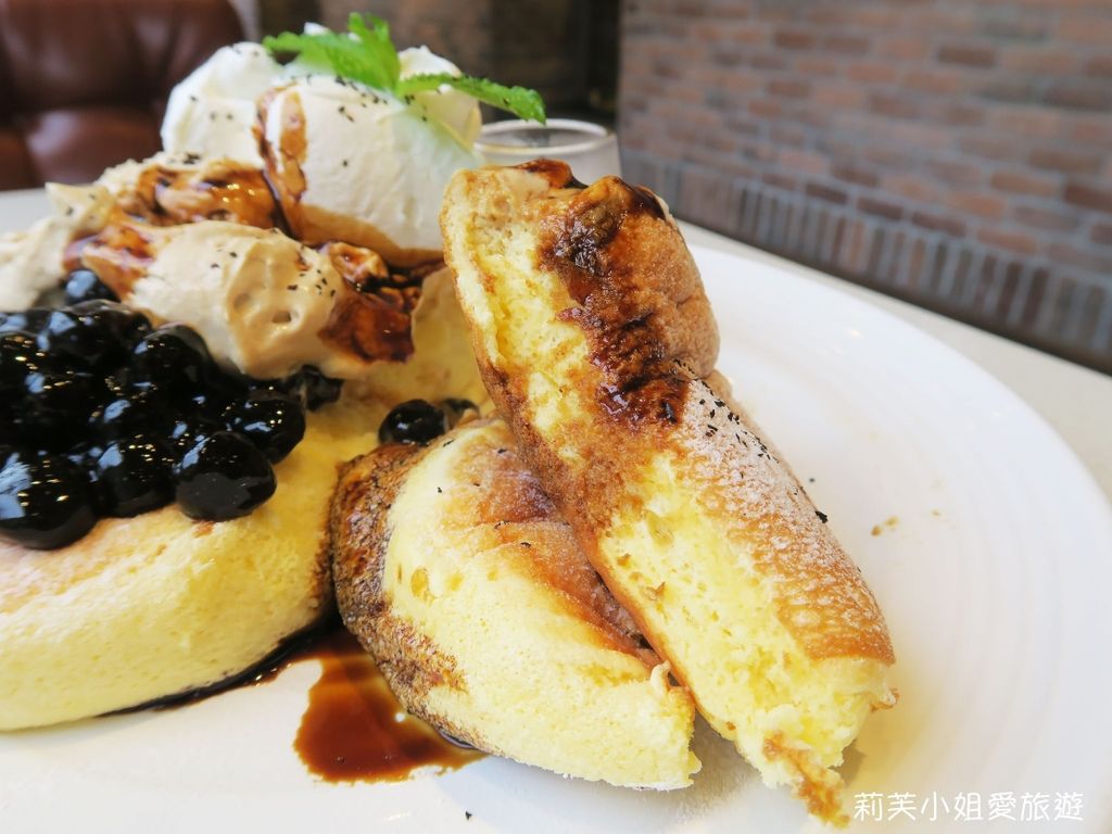 [美食] 台北 林口J.S. FOODIES TOKYO 鬆餅屋之黑糖珍珠鮮奶舒芙蕾(台灣限定口味) @莉芙小姐愛旅遊