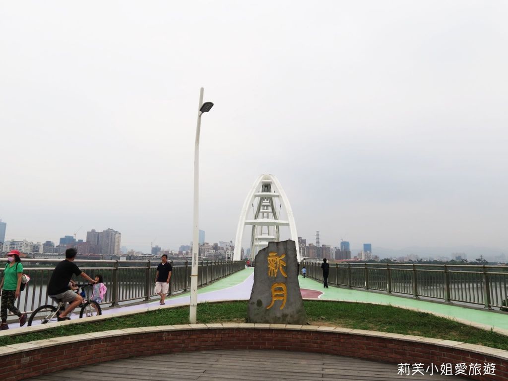 [旅遊] 台北 新北新月橋之透明天空步道、音樂演奏、夜間燈光秀、河濱公園自行車道 @莉芙小姐愛旅遊