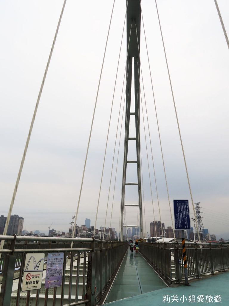 [旅遊] 台北 新北新月橋之透明天空步道、音樂演奏、夜間燈光秀、河濱公園自行車道 @莉芙小姐愛旅遊