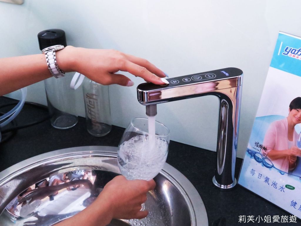 [體驗] YAFFLE亞爾浦櫥下型氣泡水機 (可生飲、水果氣泡水、洗菜或洗臉) @莉芙小姐愛旅遊