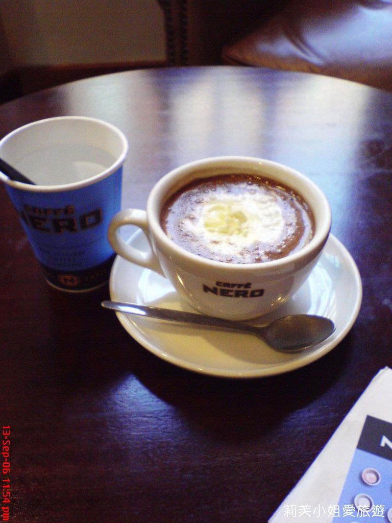 [英國美食] 劍橋 Caffè Nero人氣連鎖義式咖啡館．書香味濃厚的劍橋分店 (wifi/插座) @莉芙小姐愛旅遊
