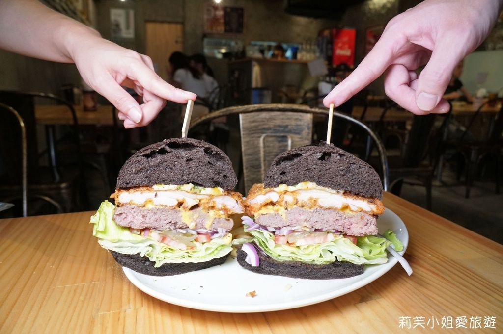 [美食] 台北 A. K. 12美式小館之西門町不容錯過的美味漢堡、炸物拼盤 (西門站) @莉芙小姐愛旅遊