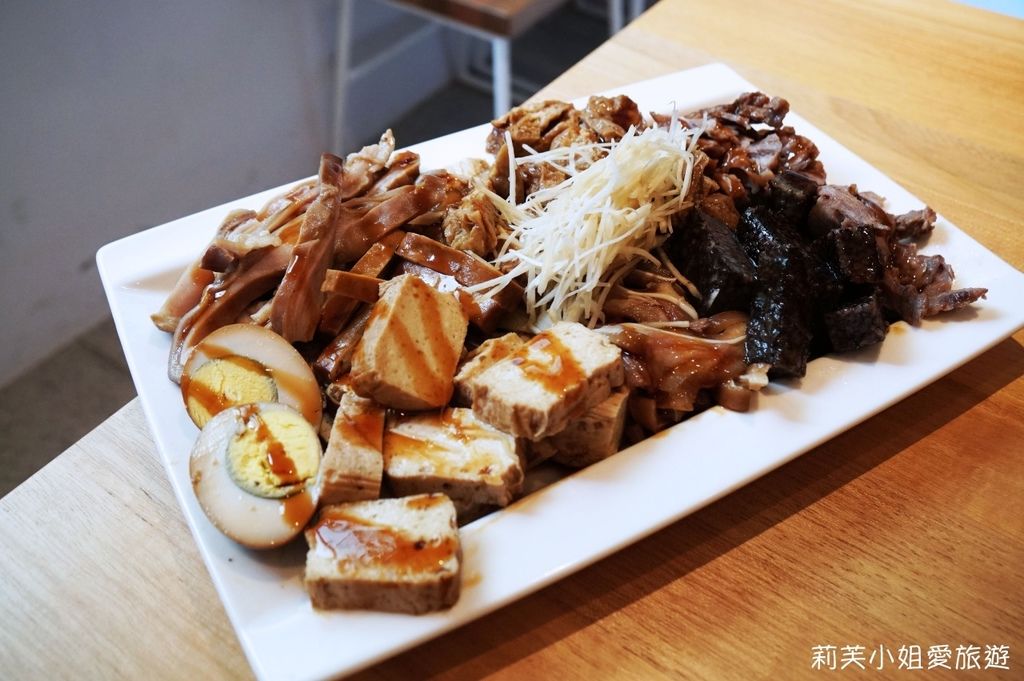 [美食] 台北 雙月食品社之米其林指南推薦的燉雞湯和台式小吃油飯、滷味 (中和店) @莉芙小姐愛旅遊