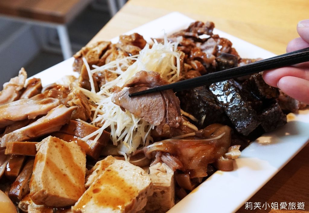 [美食] 台北 雙月食品社之米其林指南推薦的燉雞湯和台式小吃油飯、滷味 (中和店) @莉芙小姐愛旅遊