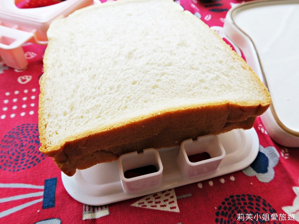 [烘焙] 口袋吐司三明治壓模讓早餐變得更可口 (日本百元商店的實用小物) @莉芙小姐愛旅遊