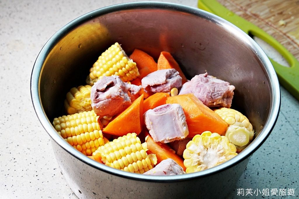 [食譜] 零失敗的自製紅蘿蔔玉米排骨湯 (新手料理) (電鍋料理) @莉芙小姐愛旅遊