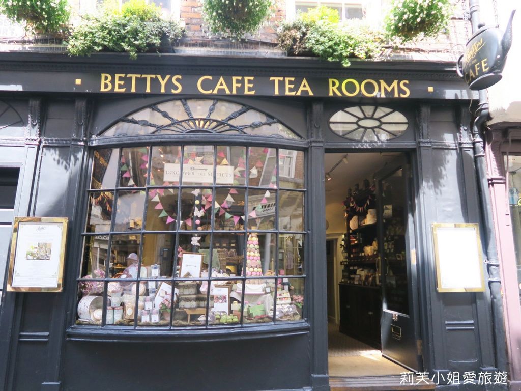 [英國美食] 約克 Bettys’ Cafe Tea Room 貝蒂茶館。高CP值的英式三層點心下午茶 @莉芙小姐愛旅遊