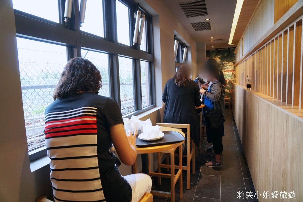 [美食] 台北 特色星巴克．結合淡水輕軌鐵道跟幾米藝術裝置的景觀咖啡館 (紅樹林站) @莉芙小姐愛旅遊