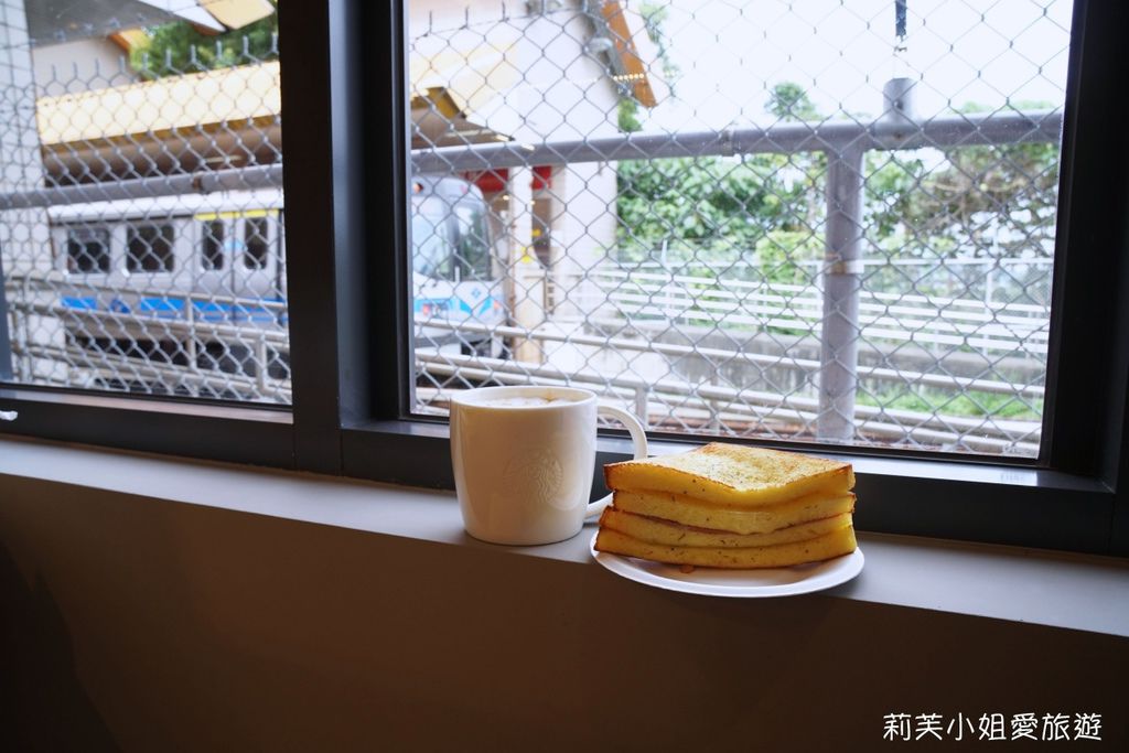 [美食] 台北 特色星巴克．結合淡水輕軌鐵道跟幾米藝術裝置的景觀咖啡館 (紅樹林站) @莉芙小姐愛旅遊
