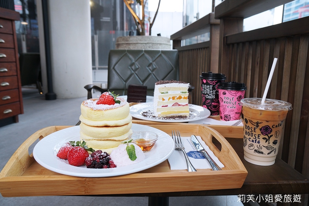 [美食] 台北 ROSE HOUSE CAFÉ．15公分高的超厚三層舒芙蕾鬆餅超驚艷！(遠百A13) (市政府站) @莉芙小姐愛旅遊