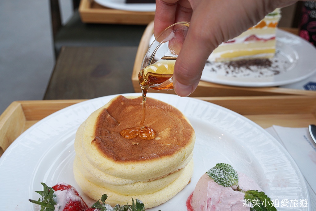 [美食] 台北 ROSE HOUSE CAFÉ．15公分高的超厚三層舒芙蕾鬆餅超驚艷！(遠百A13) (市政府站) @莉芙小姐愛旅遊