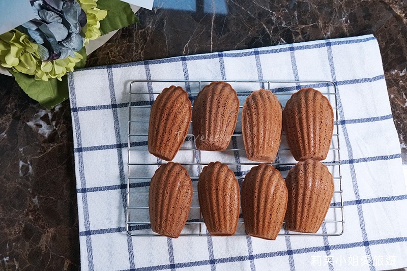 [烘焙] 巧克力瑪德蓮食譜 (Chocolate Madeleine)。法芙娜可可香氣的法式常溫人氣甜點 @莉芙小姐愛旅遊