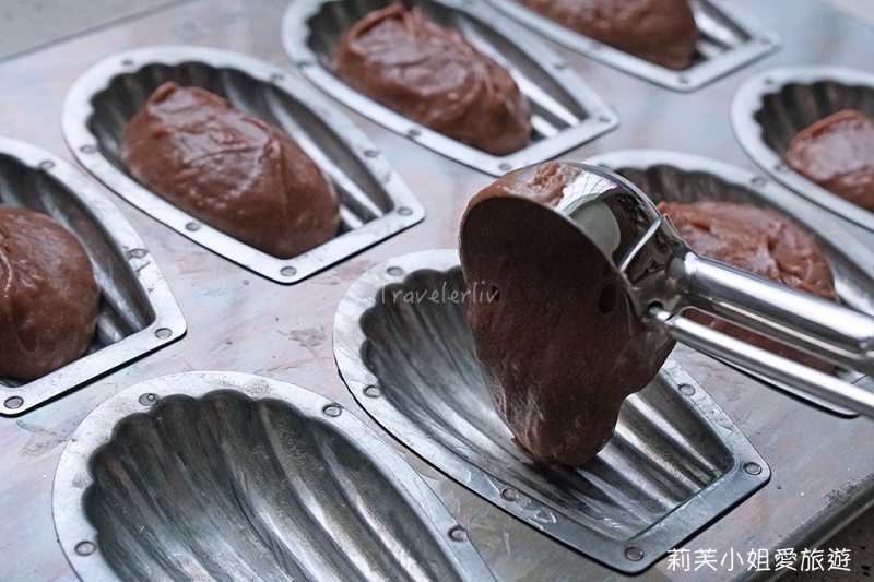 [烘焙] 巧克力瑪德蓮食譜 (Chocolate Madeleine)。法芙娜可可香氣的法式常溫人氣甜點 @莉芙小姐愛旅遊