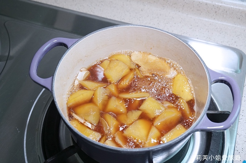 [食譜] 黑糖薑汁地瓜湯．冬季必備的暖心又暖胃的燉甜湯 (新手料理) (鑄鐵鍋料理) @莉芙小姐愛旅遊