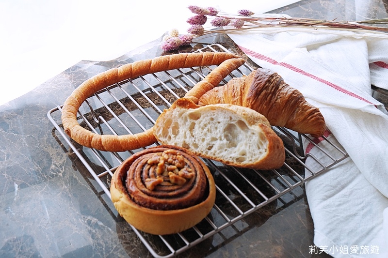 [美食] 慶祝烘焙 Celebrate Baking．多款歐式麵包、法棍、可頌、肉桂捲等麵包店(芝山站) @莉芙小姐愛旅遊