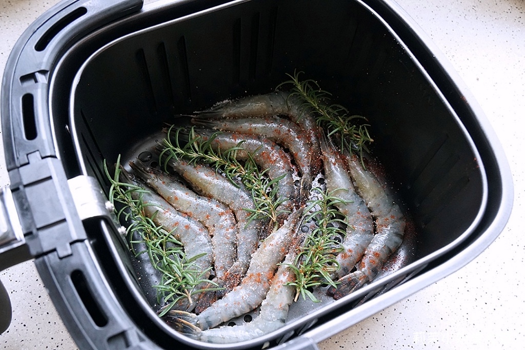 [食譜] 氣炸迷迭香鮮蝦 (Air Fryer Shrimps with Rosemary)．用氣炸鍋炸出鹹香西式開胃菜 @莉芙小姐愛旅遊