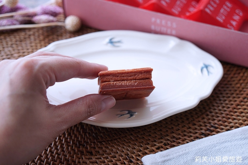 [美食] 日本博多人氣伴手禮之Press Butter Sand。草莓焦糖奶油夾心餅乾 (九州限定) @莉芙小姐愛旅遊