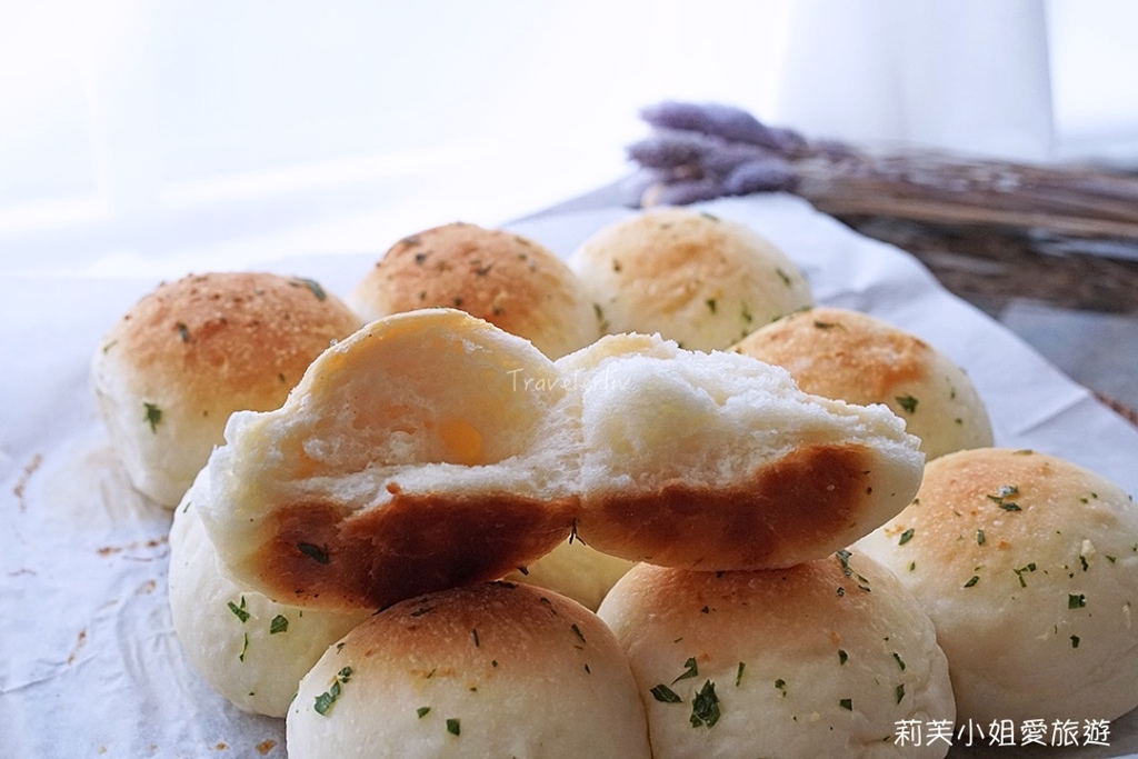 [烘焙] 香草大蒜奶油餐包 (Garlic Butter Bread/ Garlic Butter Bun) (可手揉或用麵包機、攪拌機) @莉芙小姐愛旅遊