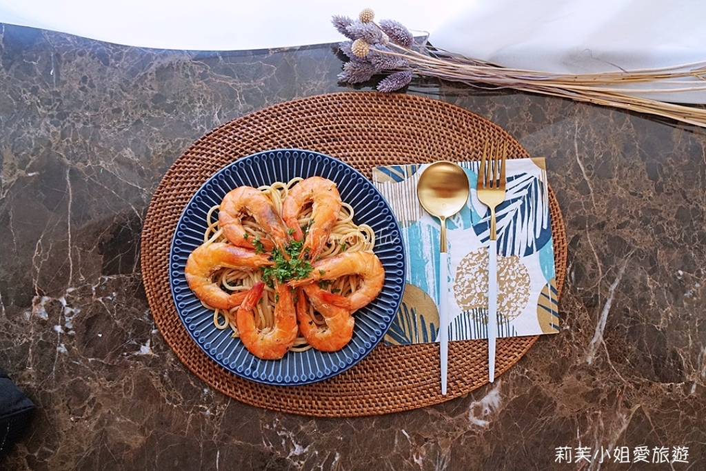 [食譜] 清炒鮮蝦義大利麵 (Garlic Shrimp Pasta)．15分鐘即完成的新手上菜、西式料理 @莉芙小姐愛旅遊