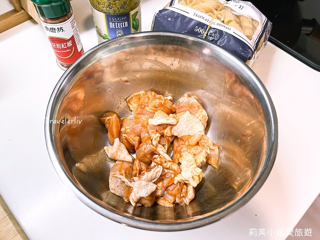 [食譜] 青醬蘑菇雞肉櫛瓜義大利麵．15分鐘快速上菜的簡易版新手料理、西式料理輕鬆煮 @莉芙小姐愛旅遊