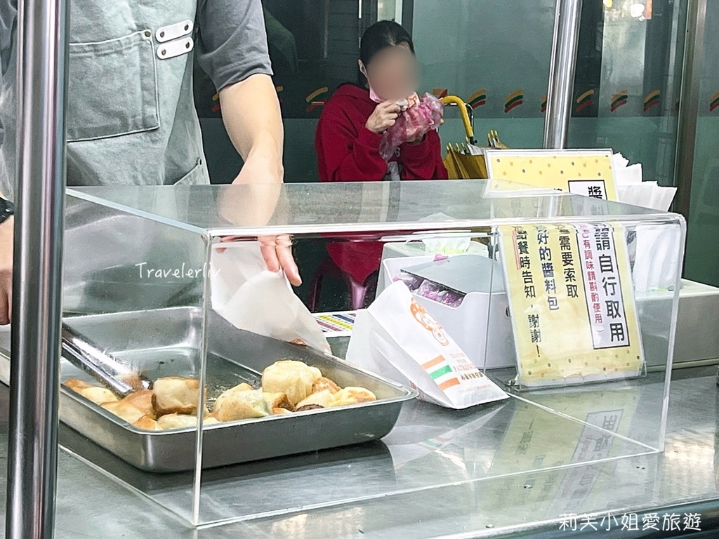 [美食] 台北 ㄚ川水煎包．每顆7元的水煎包，一起鍋就被掃光，石牌商城小吃 (石牌站) @莉芙小姐愛旅遊