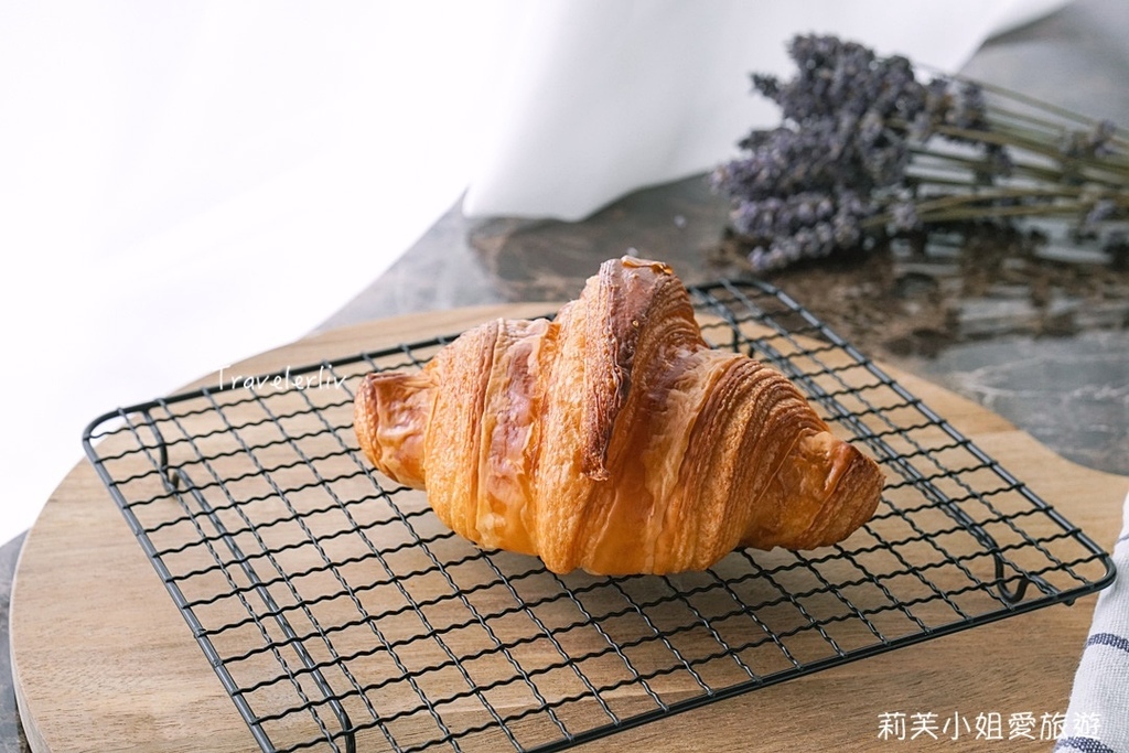 [美食] 台北 Fourninetine Bakery．藍白色調的韓式風格可頌麵包跟咖啡外帶店 (大安站) @莉芙小姐愛旅遊