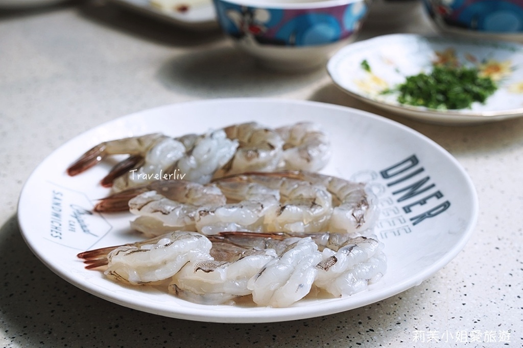 [食譜] 青醬鮮蝦義大利麵 (Shrimps Pasta with Pesto)．簡單義式料理、15分鐘快速上菜 @莉芙小姐愛旅遊